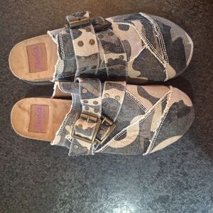 Womens Blowfish Camo Slip-On Shoes, Size 7.5